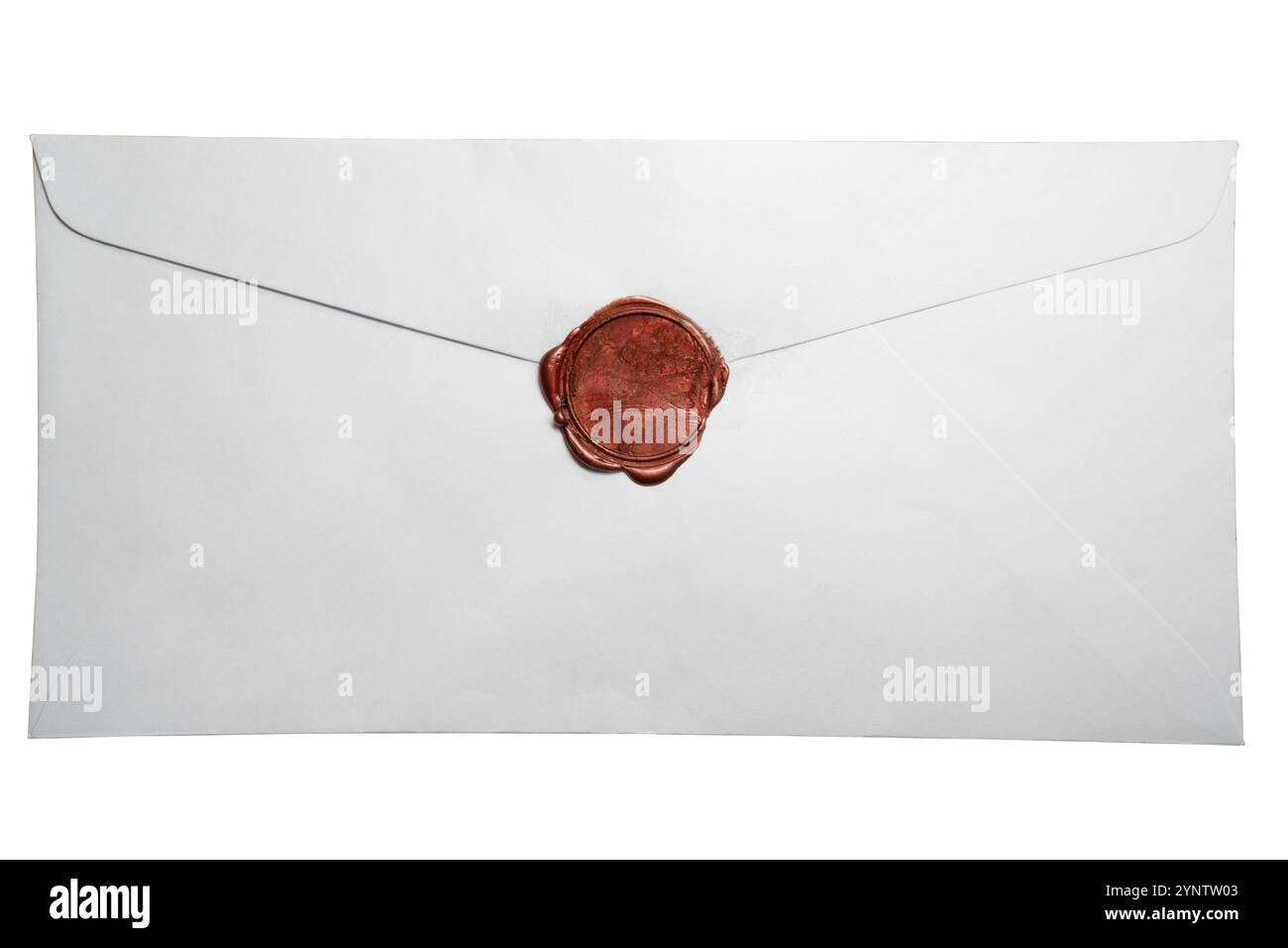 Enveloppe blanche avec sceau de cire rouge sur fond blanc avec chemin de découpage Banque D'Images