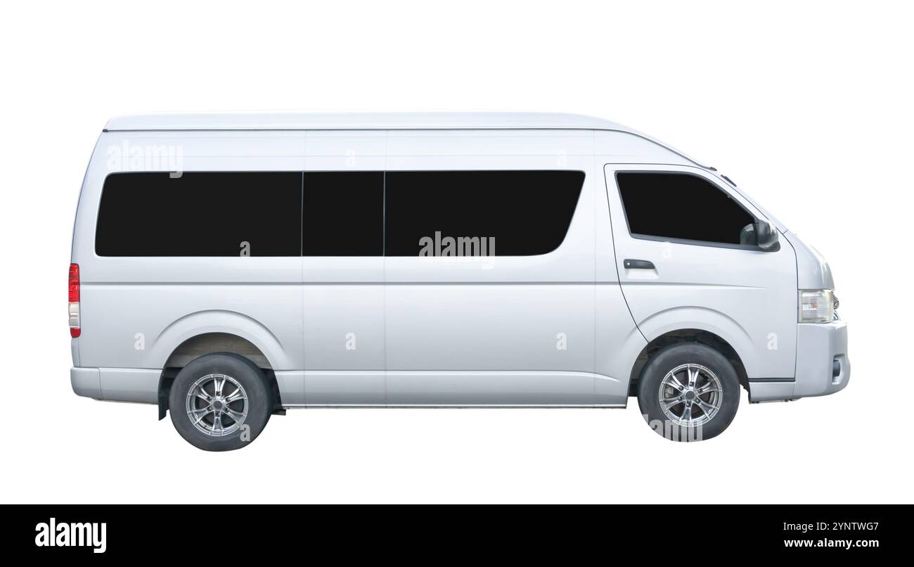 La vue latérale de la fourgonnette blanche est isolée sur fond blanc avec chemin de détourage. Banque D'Images