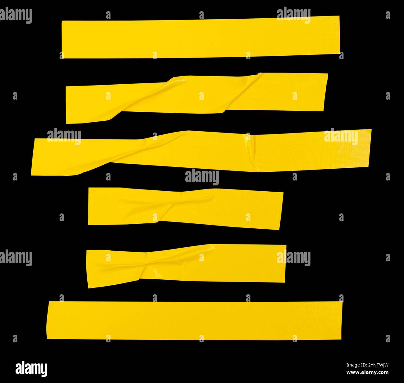 Vue de dessus ensemble de ruban adhésif en vinyle jaune froissé ou froissé ou ruban en tissu en forme de rayures est isolé sur fond noir avec chemin de découpage. Banque D'Images