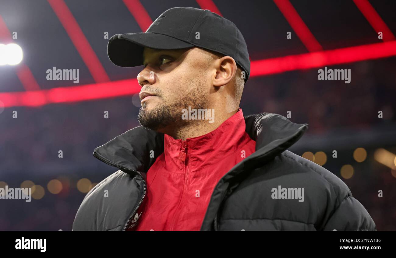 MUNICH, ALLEMAGNE - NOVEMBRE 26 : l'entraîneur Vincent Kompany du Bayern Muenchen avant le match MD5 de l'UEFA Champions League 2024/25 entre le FC Bayern München et le Paris Saint-Germain au Football Arena Munich le 26 novembre 2024 à Munich, Allemagne. © diebilderwelt / Alamy Stock Banque D'Images