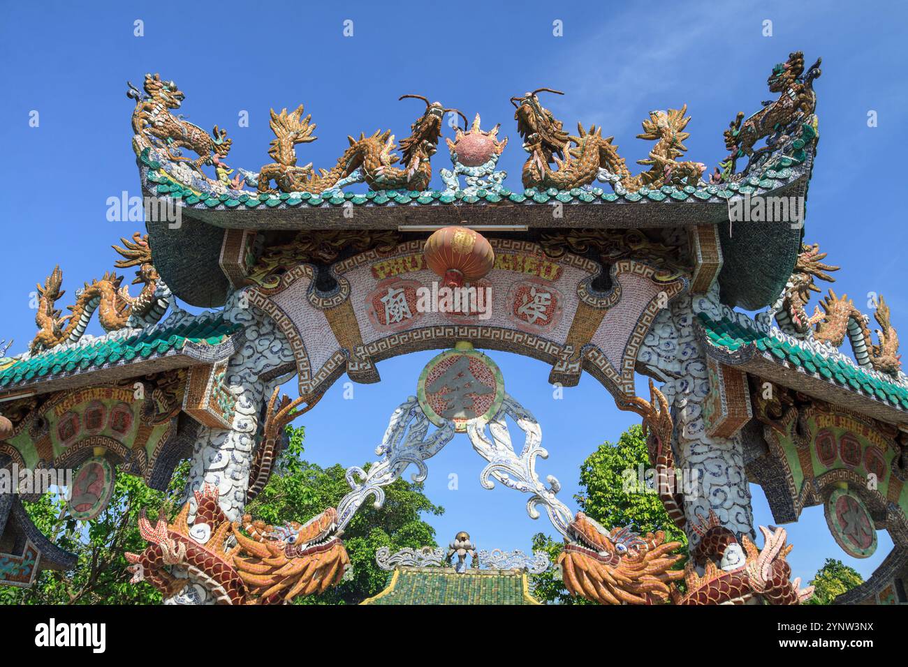 Phu Chau Floating Temple est un spectacle remarquable situé sur une île. Le temple, qui est aussi appelé Temple Mieu Noi, Go Vap Vietnam Banque D'Images