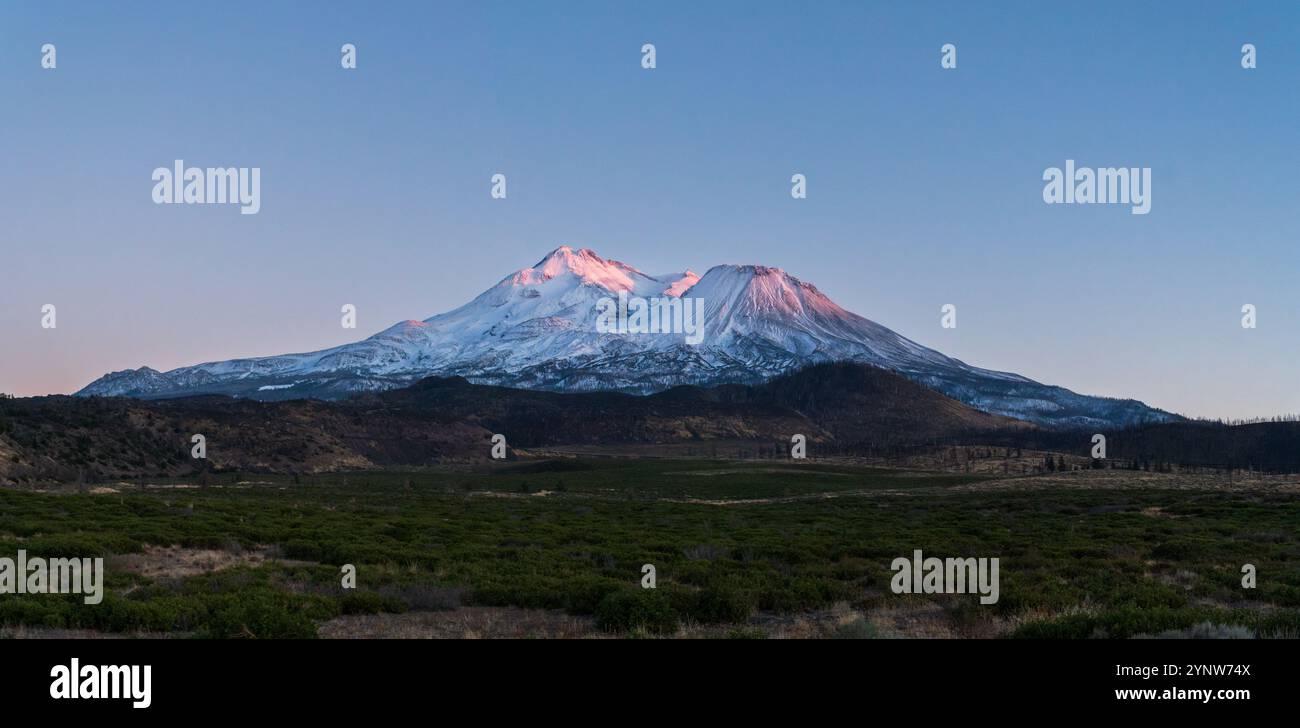 Vue imprenable sur le volcan Mont Shasta en Californie au début de novembre vu de la route 97, la route volcanique pittoresque, au coucher du soleil. Banque D'Images