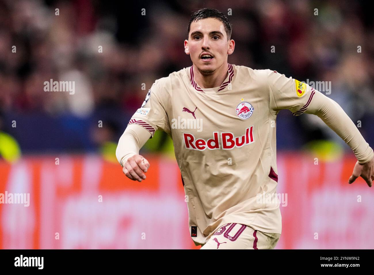 LEVERKUSEN, ALLEMAGNE - NOVEMBRE 26 : Oscar Gloukh du FC Red Bull Salzburg se présente lors du match MD5 de la Ligue des champions 2024/25 de l'UEFA entre le Bayer 04 Leverkusen et le FC Salzburg à la BayArena le 26 novembre 2024 à Leverkusen, Allemagne. (Photo de René Nijhuis/MB Media) Banque D'Images LEVERKUSEN, ALLEMAGNE - NOVEMBRE 26 : Oscar Gloukh du FC Red Bull Salzburg se présente lors du match MD5 de la Ligue des champions 2024/25 de l'UEFA entre le Bayer 04 Leverkusen et le FC Salzburg à la BayArena le 26 novembre 2024 à Leverkusen, Allemagne. (Photo de René Nijhuis/MB Media) Banque D'Images