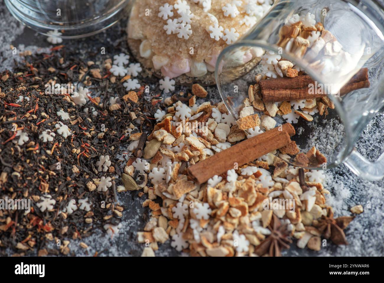 vue de dessus sur un tas d'ingrédient de boisson chaude d'hiver renversé sur la table avec bâton de cannelle et forme d'étoile de sucre Banque D'Images
