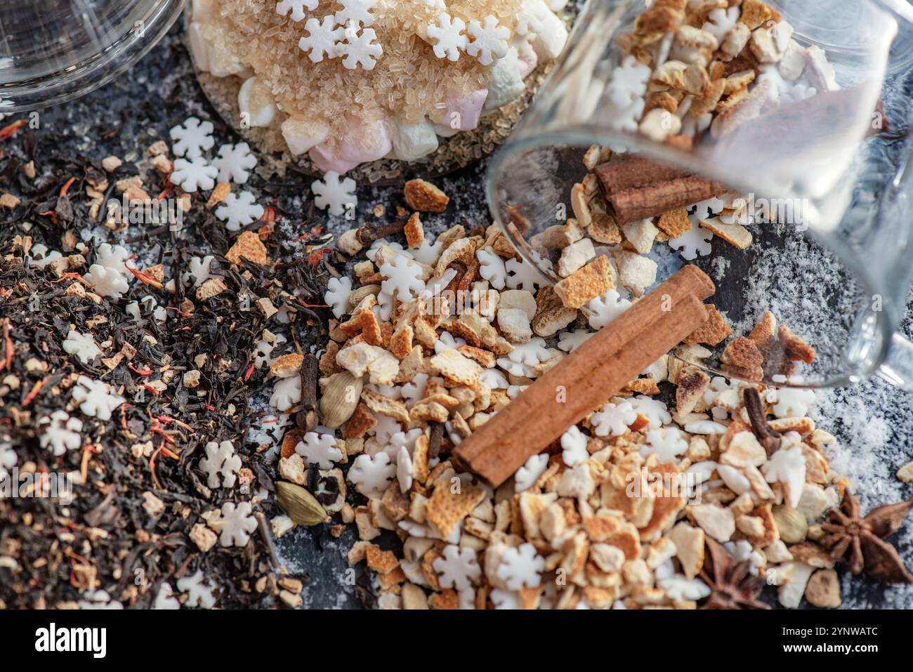 vue de dessus sur un tas d'ingrédient de boisson chaude d'hiver renversé sur la table avec bâton de cannelle et forme d'étoile de sucre Banque D'Images