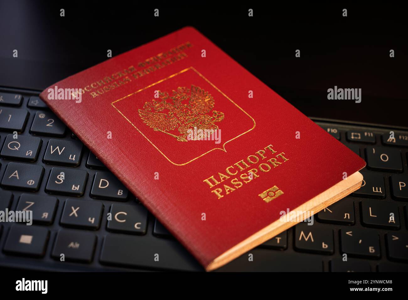 PASSEPORT DE la Fédération de Russie sur un clavier noir d'ordinateur portable. Identification de l'utilisateur sur Internet. Interdiction d'accès à Internet witho Banque D'Images