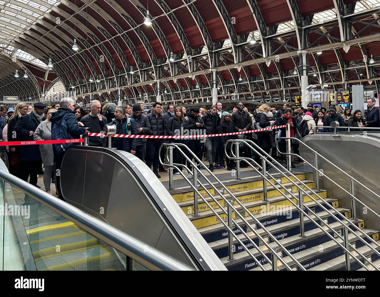 Les navetteurs se bousculaient sur le hall de l'entrée du métro de la gare de Paddington dans l'ouest de Londres après de graves retards sur plusieurs lignes de métro en raison d'une alerte incendie. Date de la photo : mercredi 27 novembre 2024. Banque D'Images