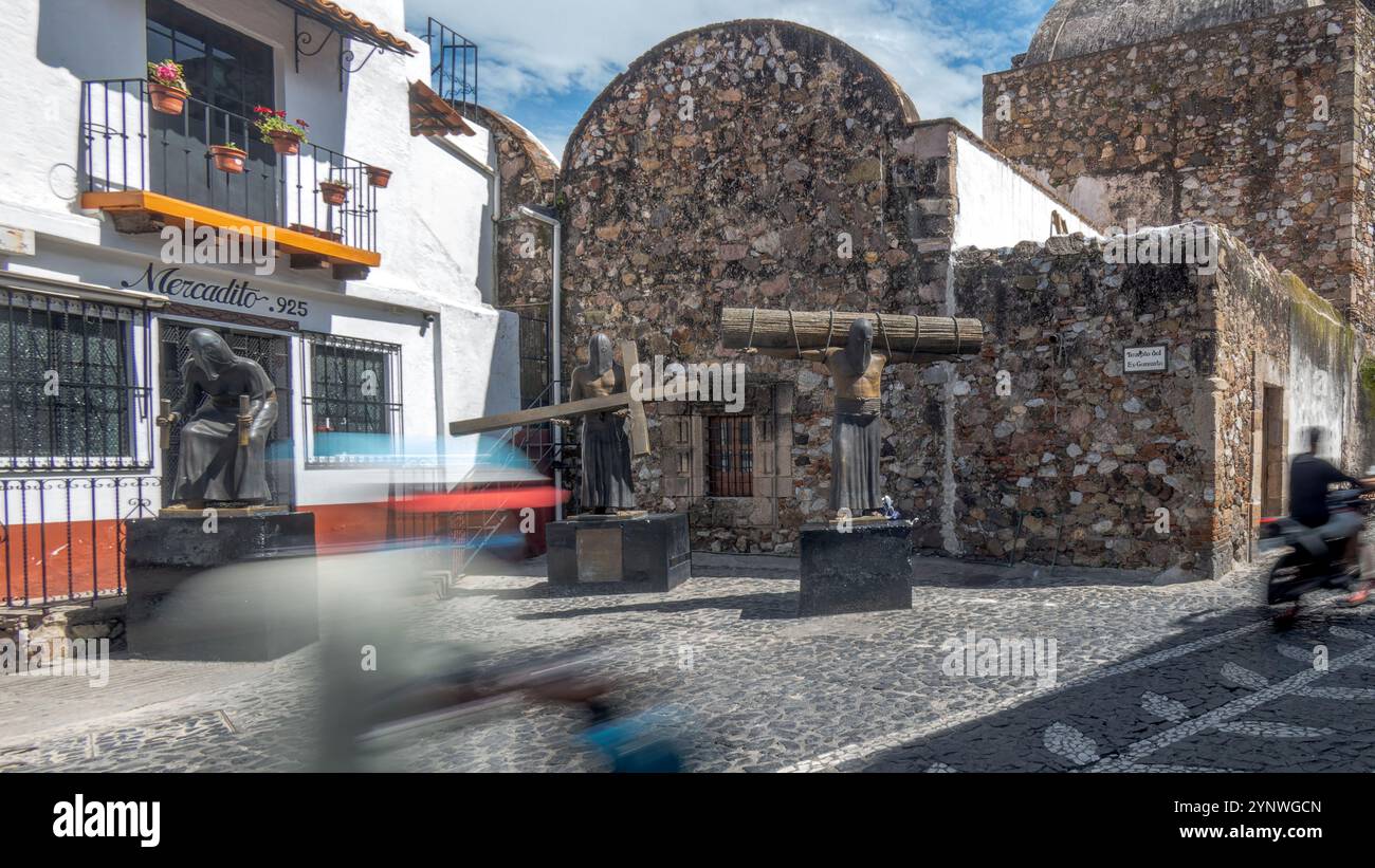 Magnifiquement niché à Taxco de Alarcon, cette scène vibrante capture l'essence de la riche histoire et culture de la ville. Murs de pierre rustiques racontent stori Banque D'Images