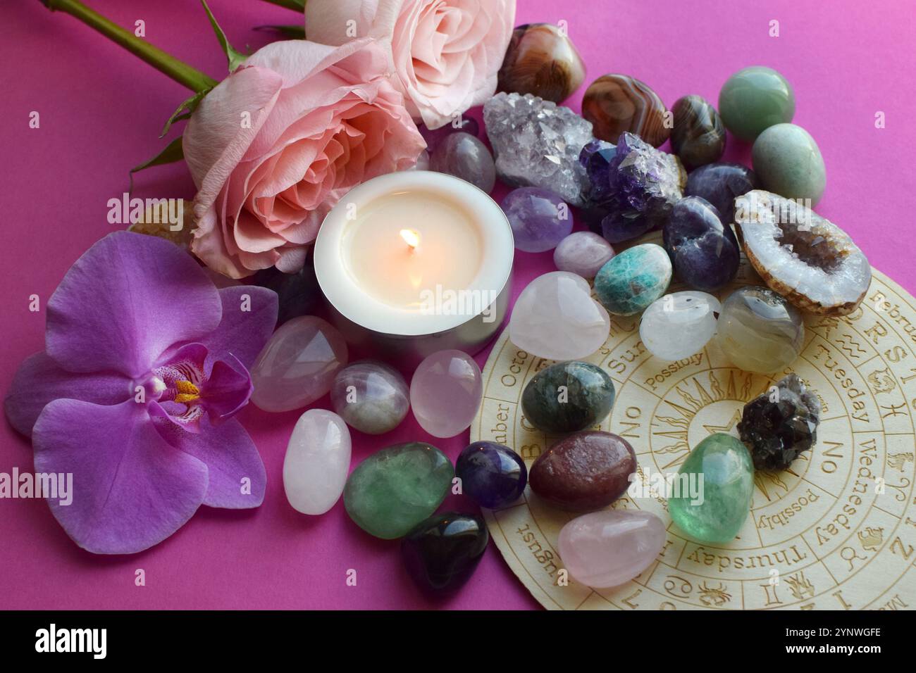 Cristaux d'améthyste, quartz rose et fleur d'orchidée. Cristaux curatifs, la magie des pierres précieuses. Banque D'Images