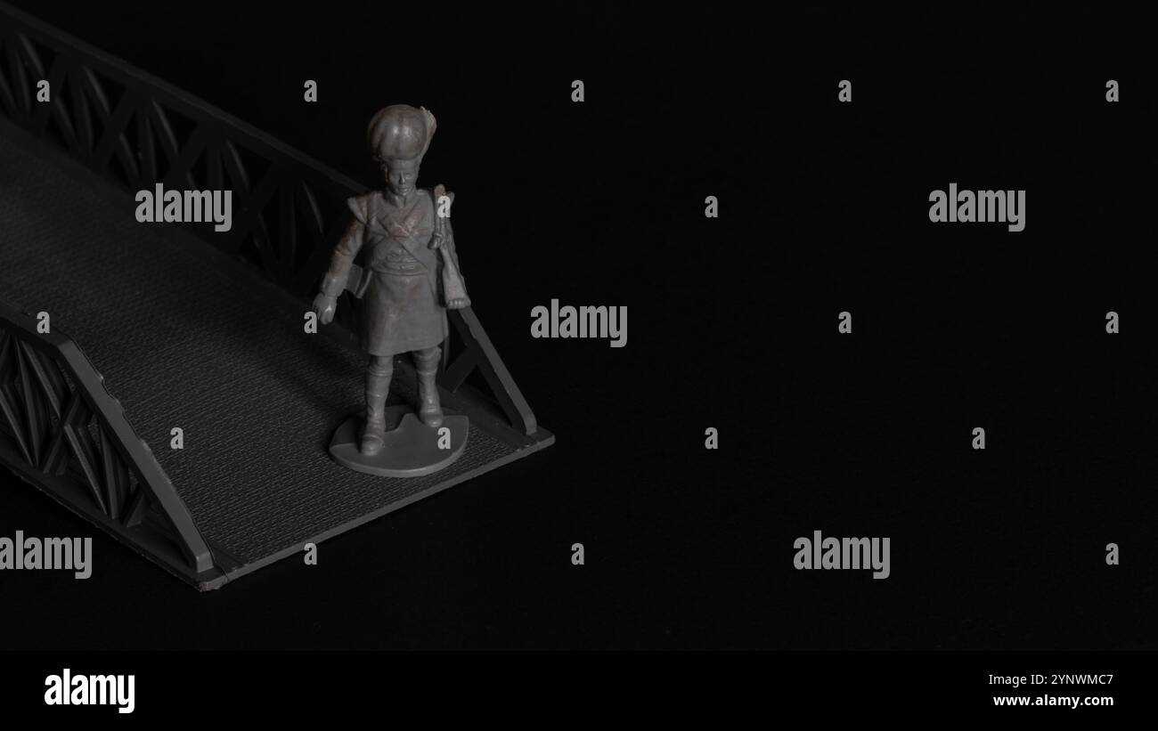 Petite figurine de soldat grise debout sur le pont, hommage à la Journée des vétérans Banque D'Images