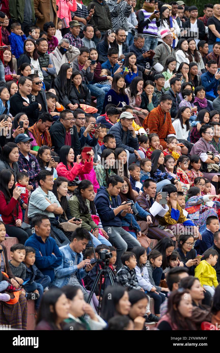 Une foule vibrante vêtue d'une tenue traditionnelle colorée se réunit à Thimphu, au Bhoutan, pour profiter d'un spectacle culturel animé. Banque D'Images