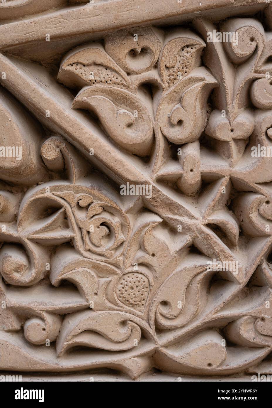 Vue rapprochée de la belle sculpture antique en terre cuite avec un design floral et islamique sur l'extérieur du sanctuaire médiéval Mazar-i-Sharif, Sughd, Tadjikistan Banque D'Images