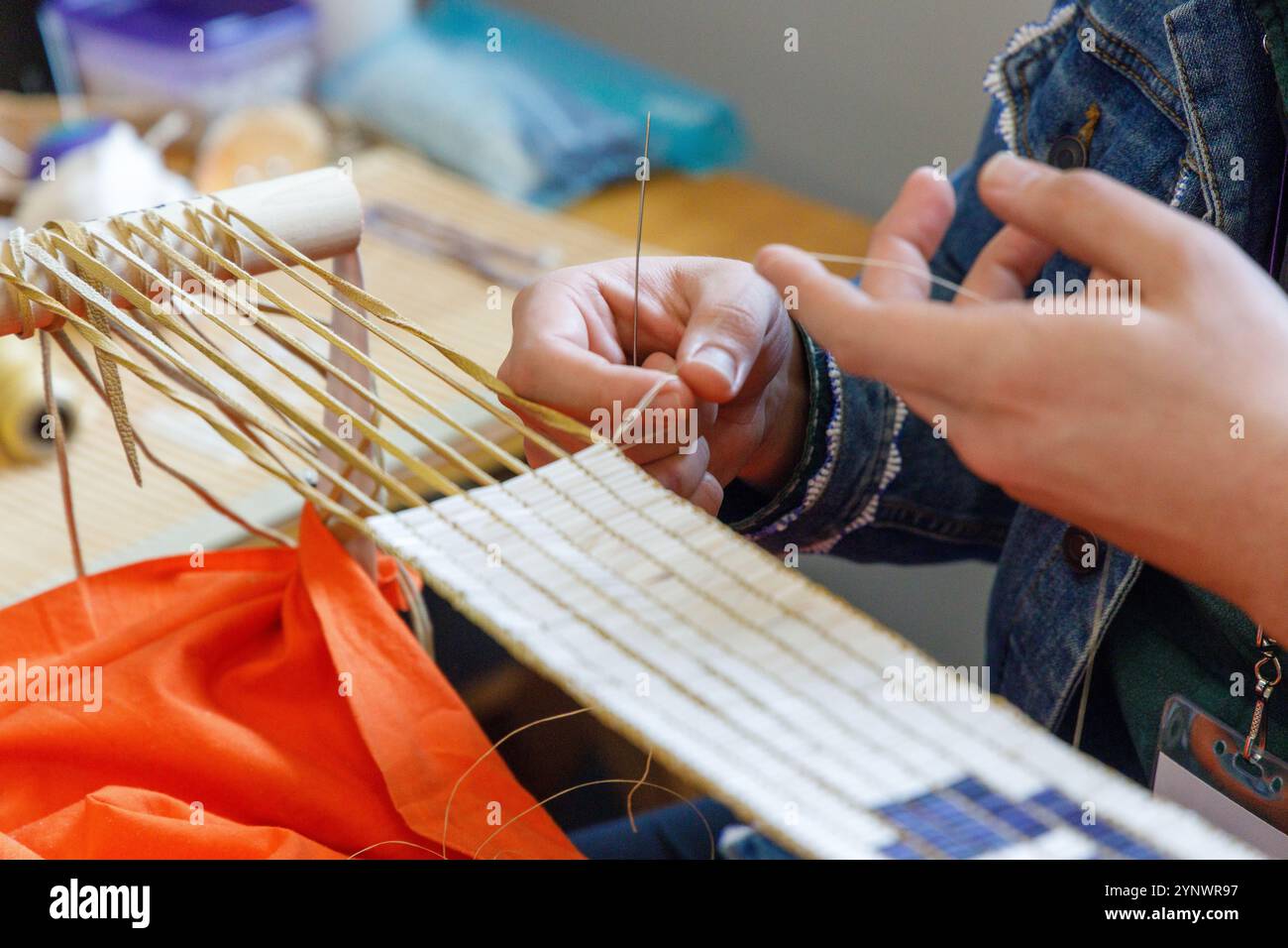 Un artisan indigène créant une ceinture de wampum sur le site historique d'État de Ganondagan à Victor, NYC. Banque D'Images
