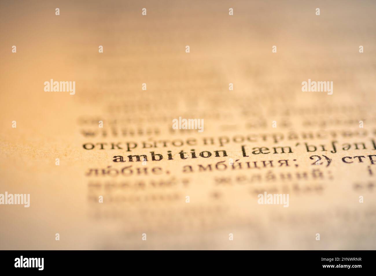 concentrez-vous sur le mot ambition imprimé à l'intérieur du dictionnaire vintage Banque D'Images