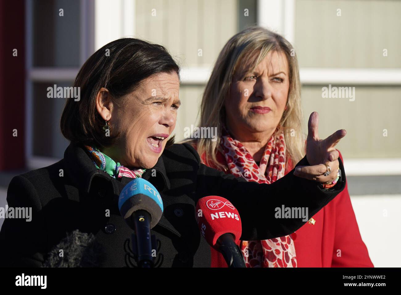 Mary Lou McDonald, leader du Sinn Fein, et Reada Cronin, directrice sortante de North Kildare, lors d'une conférence de presse devant la caserne de pompiers de Naas à Kildare, en Irlande, en prévision des élections générales du 29 novembre. Date de la photo : mercredi 27 novembre 2024. Banque D'Images