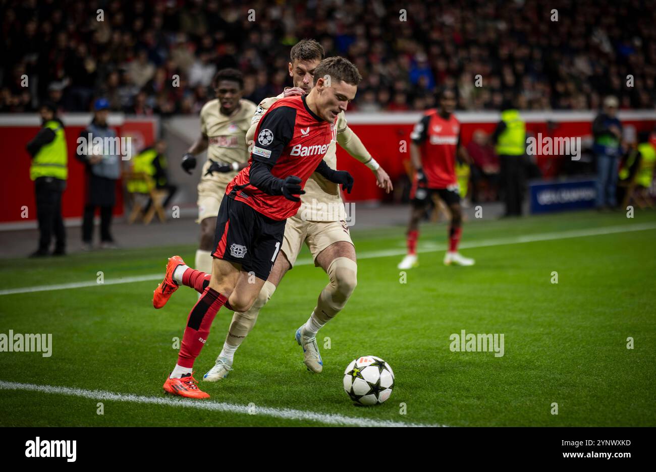 Leverkusen, Allemagne. 26 novembre 2024. . Florian Wirtz (LEV) Aleksa Terzic (SC) Bayer Leverkusen - FC Salzbourg 26.11.2024 Copyright (nur für journalis Banque D'Images