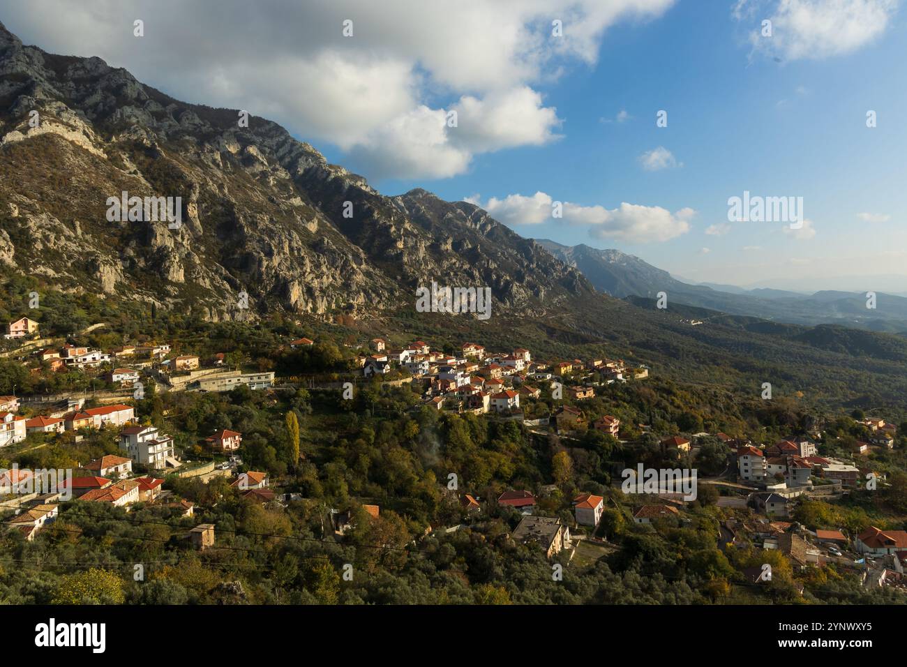 Ariel vue de Kruje, Albanie avec des montagnes et des maisons. Paysage de Kruje avec de belles montagnes et le ciel. Balkans. Photo de voyage. Banque D'Images