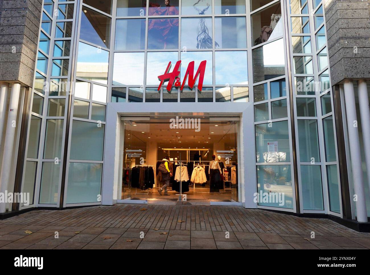 H&M Shop - gesehen AM 26.11.2024 auf der Porschstrasse à Wolfsburg *** H M Shop vu le 26 11 2024 à Porschstrasse à Wolfsburg Banque D'Images
