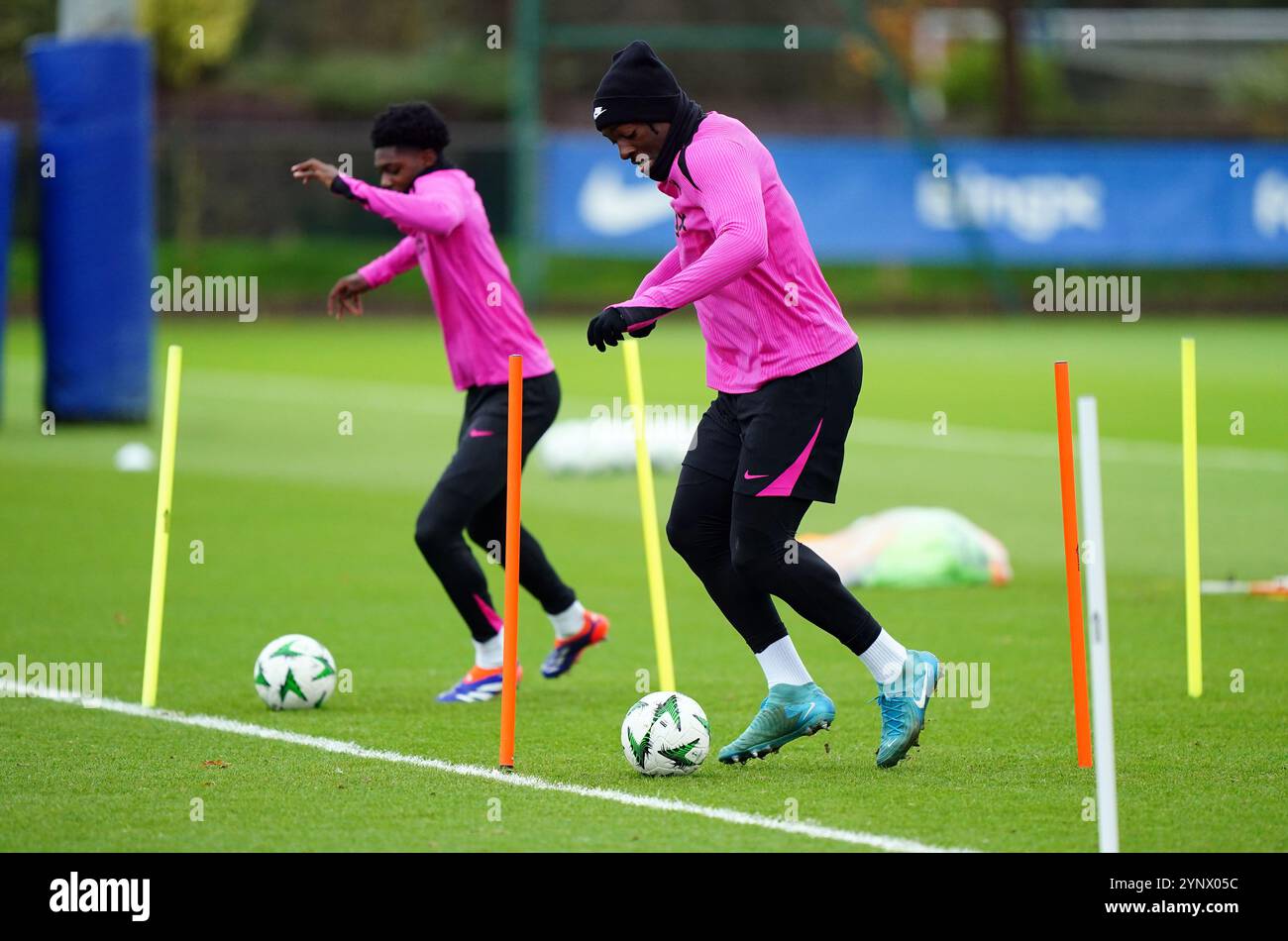 Noni Madueke de Chelsea lors d'une séance d'entraînement au Cobham Training Ground, Londres. Date de la photo : mercredi 27 novembre 2024. Banque D'Images