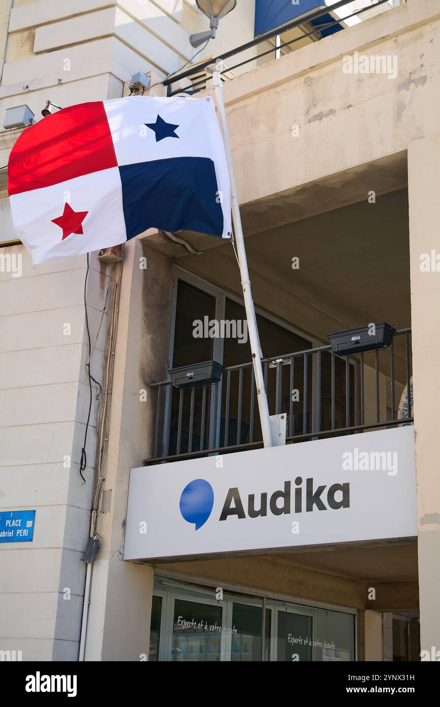 Marseille. France - 27 novembre 2024 : une vue dégagée du centre auditif Audika avec un drapeau panaméen flottant haut, représentant le dédicat de la clinique Banque D'Images