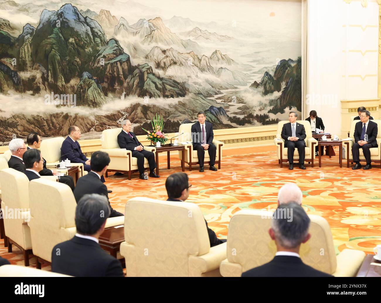 Pékin, Chine. 27 novembre 2024. Le vice-premier ministre chinois He Lifeng, également membre du Bureau politique du Comité central du Parti communiste chinois, rencontre une délégation de la communauté d'affaires japonaise du Kansai au Grand Hall du peuple à Pékin, capitale de la Chine, le 27 novembre 2024. Crédit : Pang Xinglei/Xinhua/Alamy Live News Banque D'Images