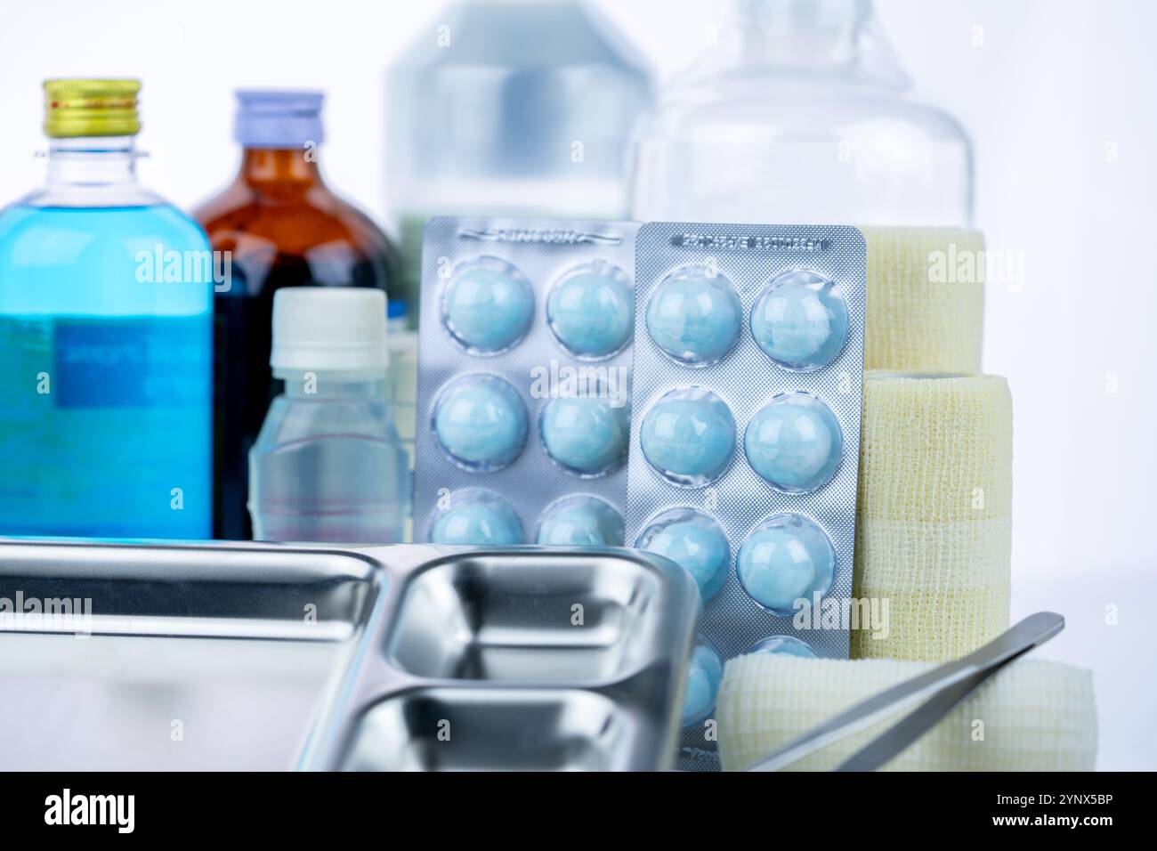 EQUIPEMENT médical pour le traitement des infections. Ensemble de pansements pour le soin des plaies Fournitures médicales pour infirmières. Bandage conforme, pince, boule de coton avec de l'alcool. Banque D'Images