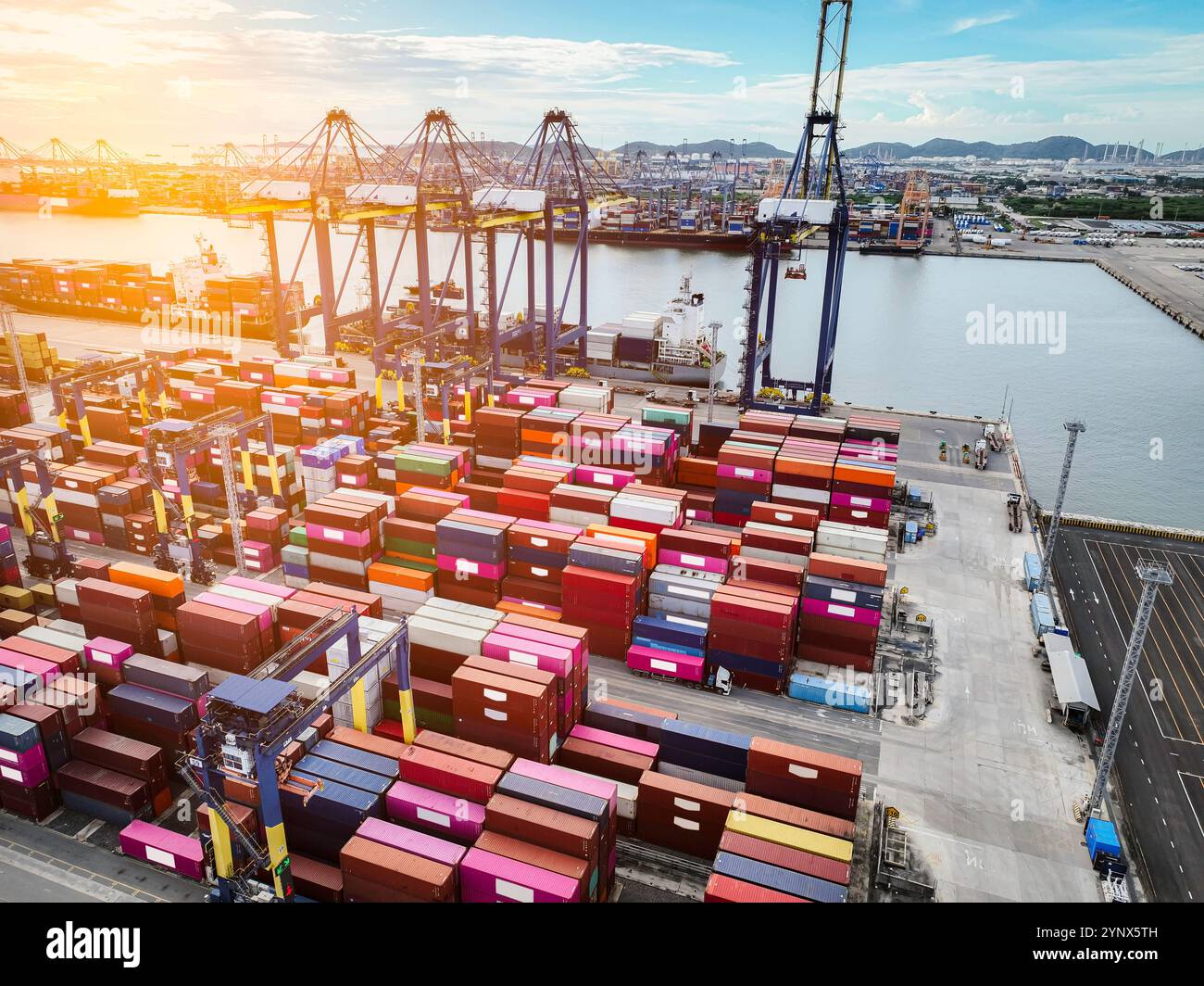 Logistique et transport du cargo conteneur au port de navire. Camion porte-conteneurs et pont de grue dans le chantier naval. Importation, exportation et industrie des transports. Banque D'Images