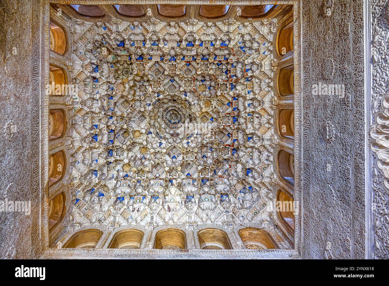 Grenade, Espagne - 17 juillet 2024 : structure à motif complexe réalisée avec des tuiles sur le plafond d'une coupole dans le palais de l'Alhambra Banque D'Images