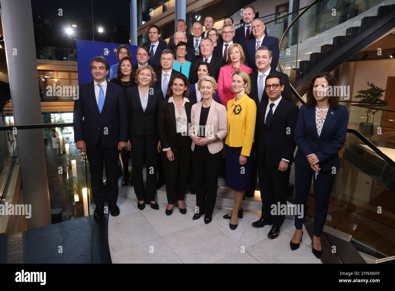 27 novembre 2024, France, Straßburg : Ursula von der Leyen (CDU, face 4.v.R), présidente de la Commission européenne, est présente au Parlement européen avec les commissaires Raffaele Fitto (Italie, première rangée l-R), Henna Virkkunen (Finlande), Teresa Ribera (Espagne), Kaja Kallas (Estonie), Stéphane Séjourné (France), Roxana Mînzatu (Roumanie), Dubravka Suica (Croatie, deuxième rangée de gauche à droite), Valdis Dombrovskis (Lettonie), Hadja Lahbib (Belgique), Apostolos Tzitzikostas (Grèce), Jessika Roswall (Suède, troisième rangée de gauche à droite), Olivér Várhelyi (Hongrie), Marta Kos (Slovénie), Michael McGrath (Irlande), Ekaterina Zaharieva (Bulga Banque D'Images