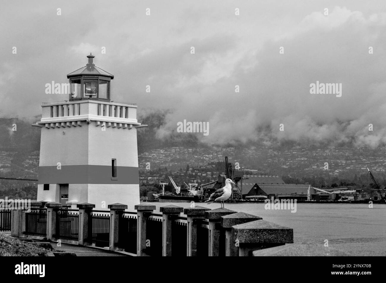 Phare et mouette surplombant le port industriel Banque D'Images