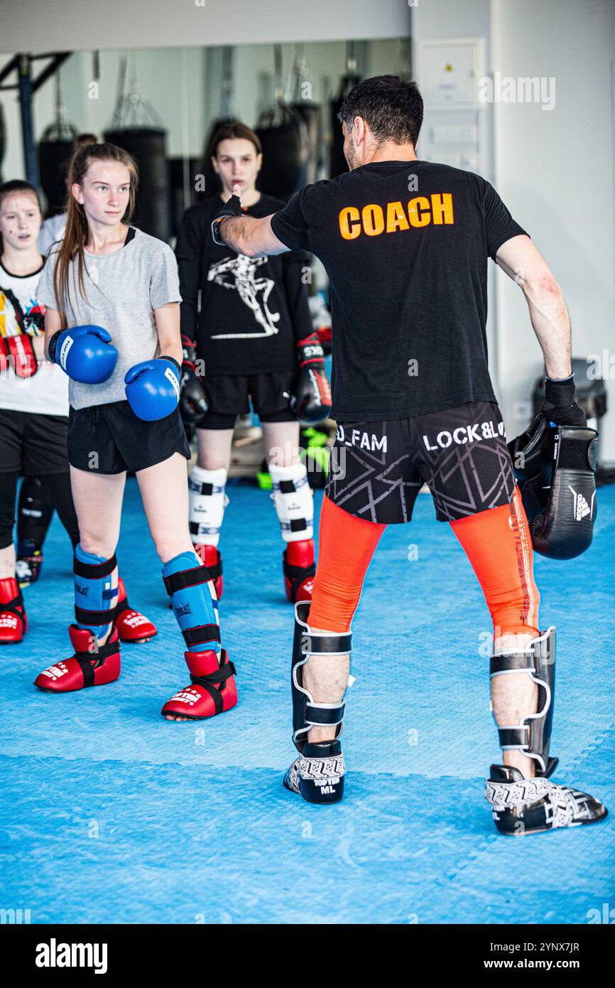 Pavel Zamyatin, entraîneur populaire de kickboxing ukrainien WAKO, organise un entraînement et une masterclass avec des kickboxeuses ukrainiennes au camp olympique Koncha Zaspa Banque D'Images