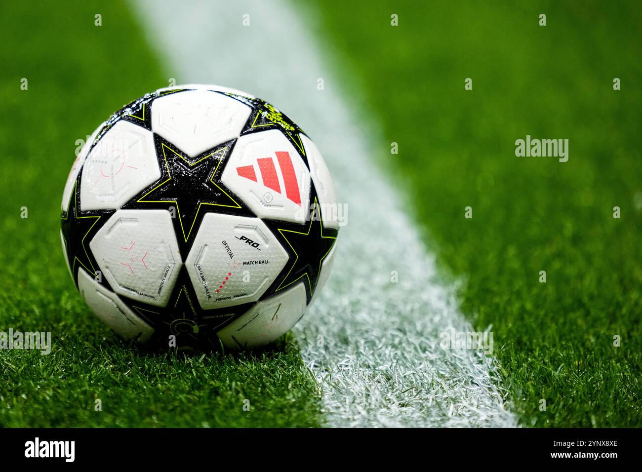 LEVERKUSEN, ALLEMAGNE - NOVEMBRE 26 : un match-ball Adidas est vu avant le match MD5 de l'UEFA Champions League 2024/25 entre le Bayer 04 Leverkusen et le FC Salzburg à la BayArena le 26 novembre 2024 à Leverkusen, Allemagne. (Photo de René Nijhuis/MB Media) Banque D'Images LEVERKUSEN, ALLEMAGNE - NOVEMBRE 26 : un match-ball Adidas est vu avant le match MD5 de l'UEFA Champions League 2024/25 entre le Bayer 04 Leverkusen et le FC Salzburg à la BayArena le 26 novembre 2024 à Leverkusen, Allemagne. (Photo de René Nijhuis/MB Media) Banque D'Images
