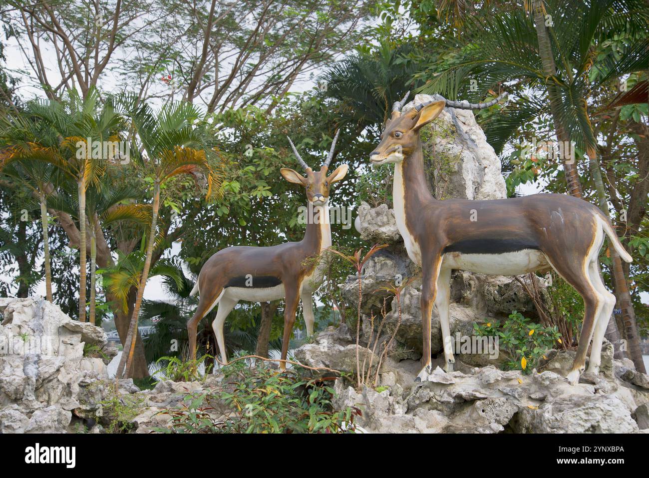 HUE, VIETNAM - 15 DÉCEMBRE 2015 : sculptures de cerfs dans le parc de la ville de Hue. Vietnam Banque D'Images