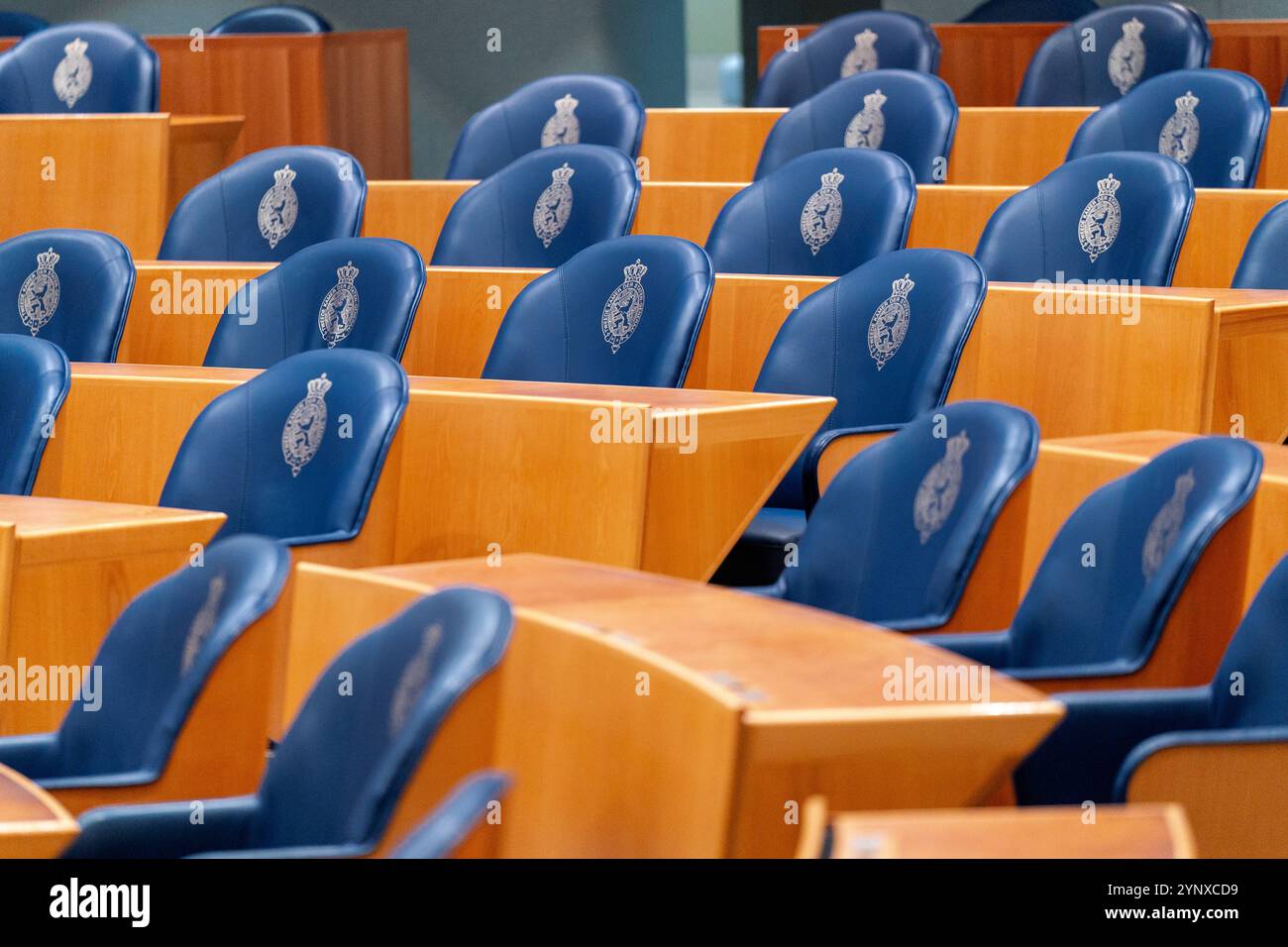 2024-11-26 Néerlandais Tweede Kamer débat plénier DEN HAAG, PAYS-BAS - NOVEMBRE 26 : chaises vides à l'intérieur de la Tweede Kamer le 26 novembre 2024 à Den Haag, pays-Bas Den Haag Tweede Kamer pays-Bas contenu non disponible pour redistribution aux pays-Bas directement ou indirectement par des tiers. Droit d'auteur : xJohnxBeckmannx Banque D'Images