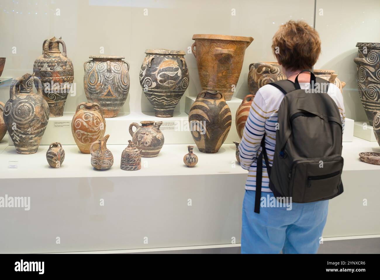 Vue d'une touriste mature étudiant une exposition de navires décorés datant de l'ancienne période minoenne, Musée archéolologique d'Héraklion, Crète Banque D'Images