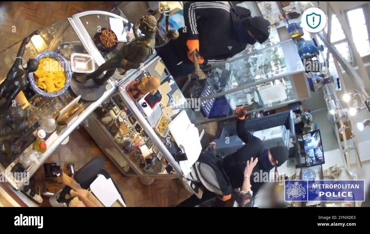 LES RÉDACTEURS NOTENT QUE LES IMAGES SONT FLOUES À LA SOURCE Capture d'écran tirée d'un document de vidéosurveillance non daté montrant le vol d'une bijouterie antique à Chelsea où deux ouvriers de magasin dans la soixantaine ont été attaqués avec un marteau à griffes. James Dixon et Stephen Loring faisaient partie d'un réseau de crime organisé basé dans le sud de Londres et ciblaient des camionnettes de transport de fonds, des bureaux de poste et un bijoutier dans une série d'agressions brutales qui ont laissé des victimes avec des blessures graves. Date d'émission : mercredi 27 novembre 2024. Banque D'Images