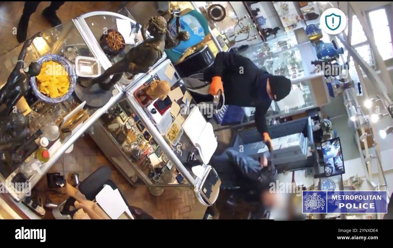 LES RÉDACTEURS NOTENT QUE LES IMAGES SONT FLOUES À LA SOURCE Capture d'écran tirée d'un document de vidéosurveillance non daté montrant le vol d'une bijouterie antique à Chelsea où deux ouvriers de magasin dans la soixantaine ont été attaqués avec un marteau à griffes. James Dixon et Stephen Loring faisaient partie d'un réseau de crime organisé basé dans le sud de Londres et ciblaient des camionnettes de transport de fonds, des bureaux de poste et un bijoutier dans une série d'agressions brutales qui ont laissé des victimes avec des blessures graves. Date d'émission : mercredi 27 novembre 2024. Banque D'Images
