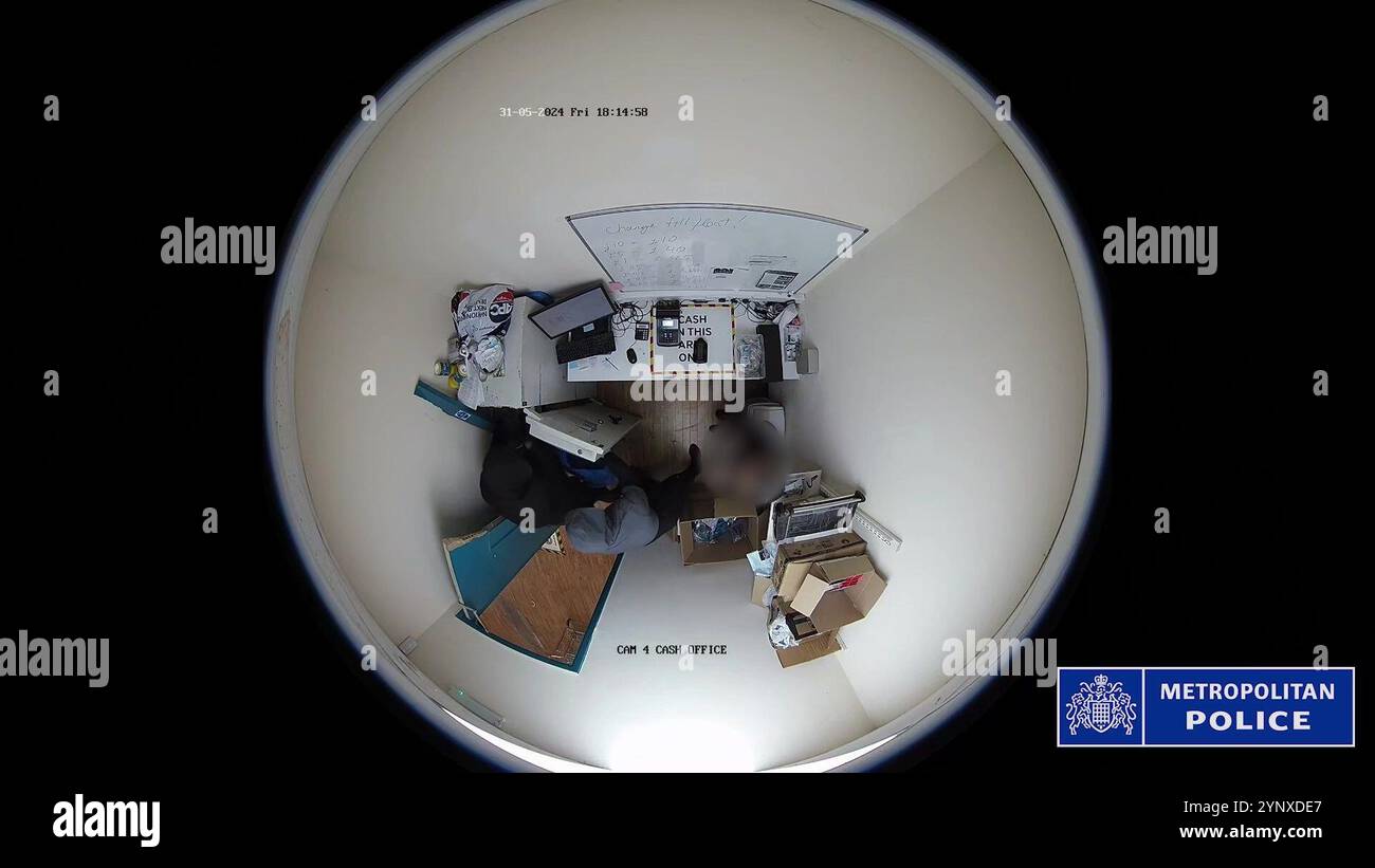 NOTE DES RÉDACTEURS IMAGES FLOUES À LA SOURCE Capture d'écran tirée d'un document vidéo CCTV daté du 31/05/24 montrant le vol d'un coffre-fort dans un magasin de grande rue. James Dixon et Stephen Loring faisaient partie d'un réseau de crime organisé basé dans le sud de Londres et ciblaient des camionnettes de transport de fonds, des bureaux de poste et un bijoutier dans une série d'agressions brutales qui ont laissé des victimes avec des blessures graves. Date d'émission : mercredi 27 novembre 2024. Banque D'Images