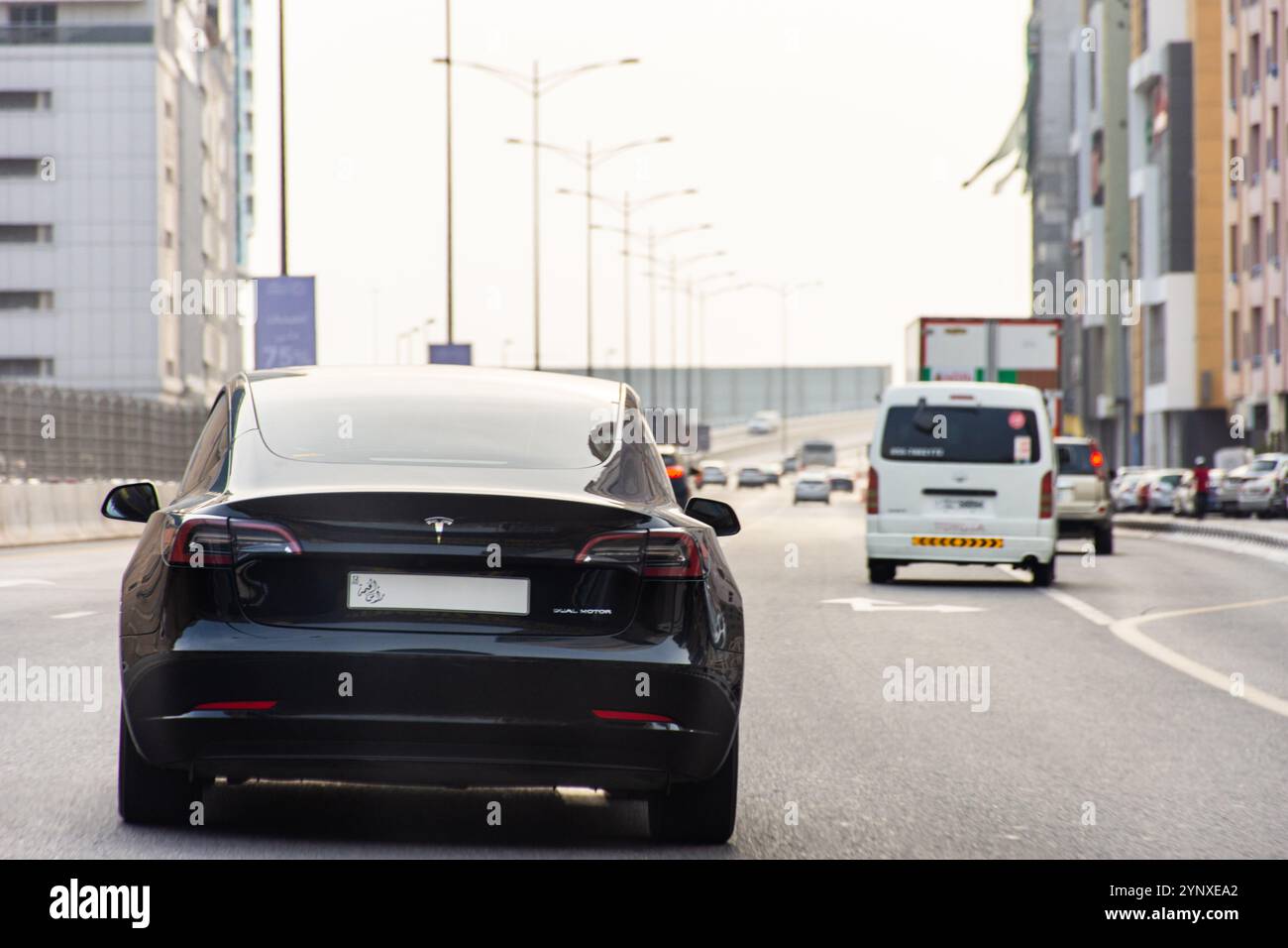 Black Tesla Model 3 sur l'autoroute à Sharjah City, Émirats arabes Unis Banque D'Images