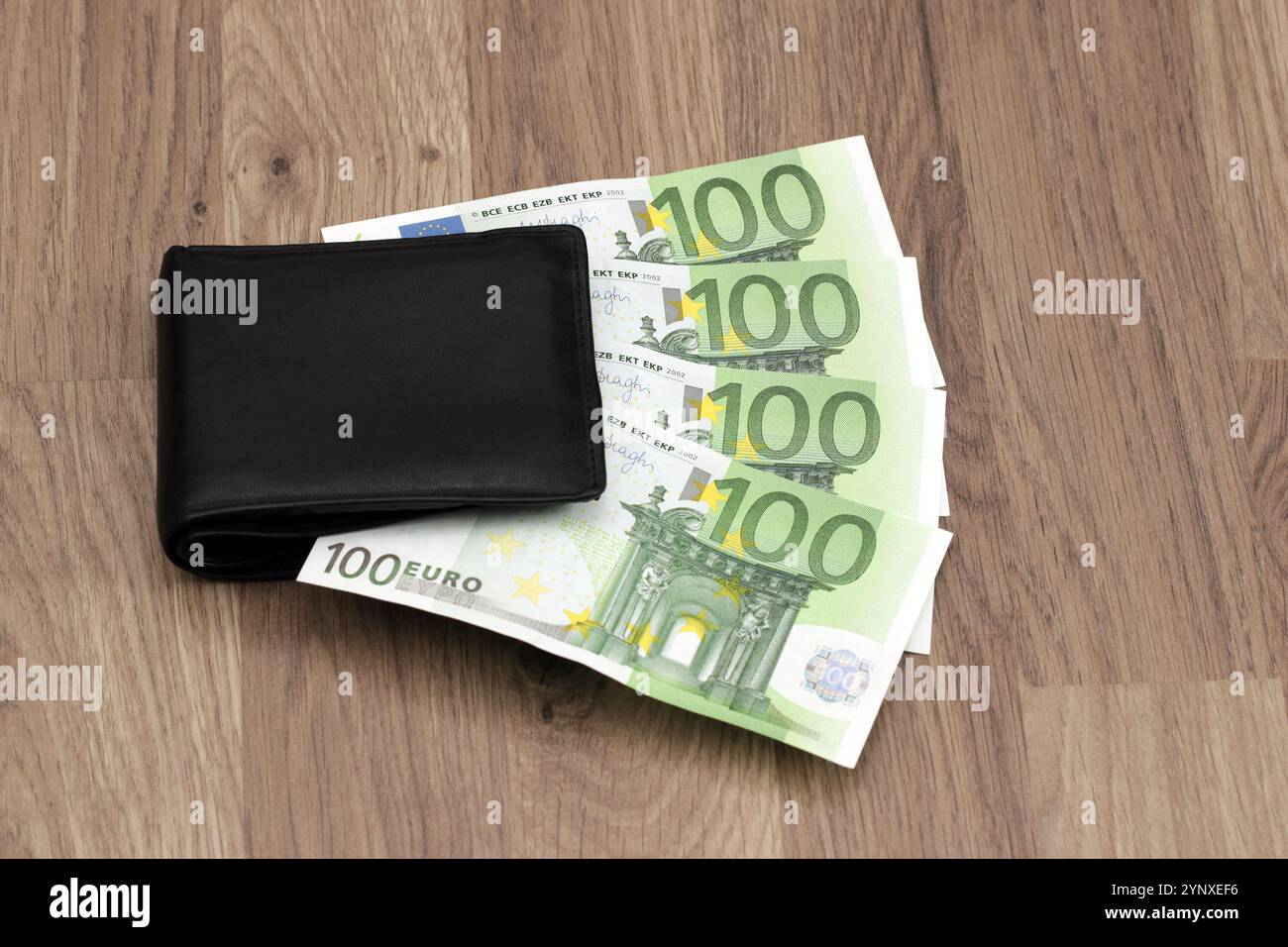 400 euros sortent du portefeuille. Quatre billets de banque papier de 100 euros chacun. Symbole pour les dépenses croissantes, l'inflation, payer les factures du ménage, salaire, Banque D'Images