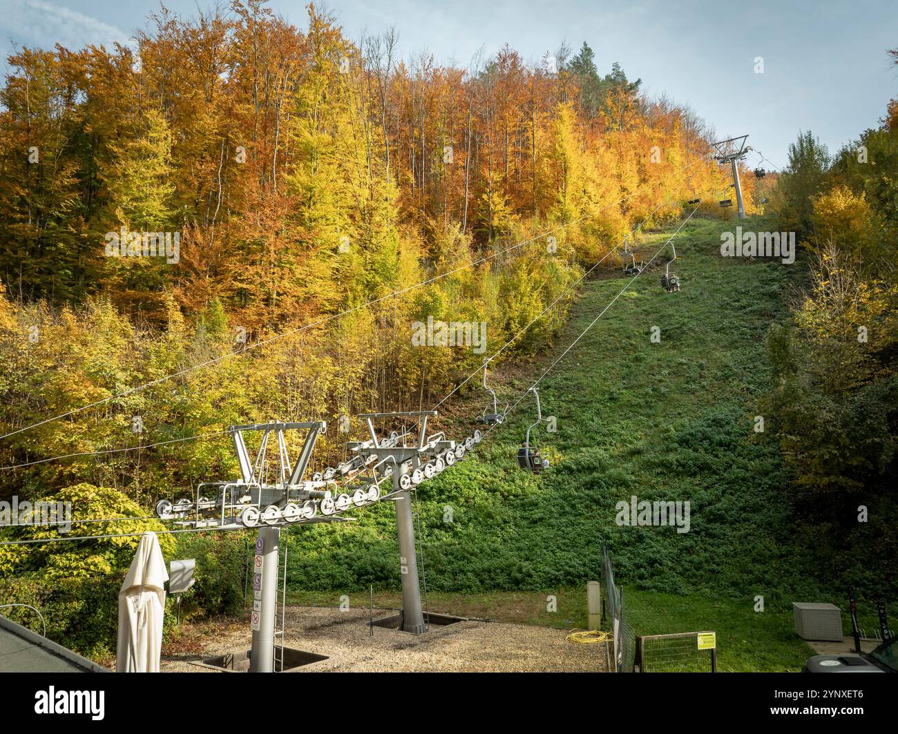 Lillafüred téléphérique, télésiège à travers la forêt et les collines de la campagne hongroise. Près de Miskolc. Couleurs d'automne étonnantes Banque D'Images