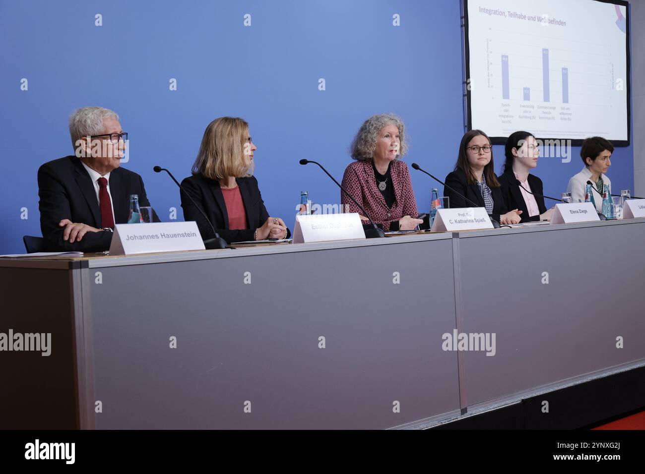 Johannes Hauenstein, Esther Dopheide, Professeur Dr C. Katharina Spieß, Elena Ziege, Lidia Gutu, Dr Ludovica Gambaro, Deutschland, Berlin, Pressekonferenz : Bundesinstitut für Bevölkerungsforschung, Stiftung Ravensburger Verlag, Vorstellung der Studie Mütter mit Zuwanderungsgeschichte - ihre Erwerbs- und Sorgear beit, Geschlechternormen und schulischen Unterstützungsleistungen *** Johannes Hauenstein, Esther Dopheide, Prof Dr C Katharina Spieß, Elena Ziege, Lidia Gutu, Dr Ludovica Gambaro, Allemagne, Allemagne Berlin, Conférence de presse Institut fédéral de recherche sur la population, Stiftung Ravensburger Verlag, Pre Banque D'Images