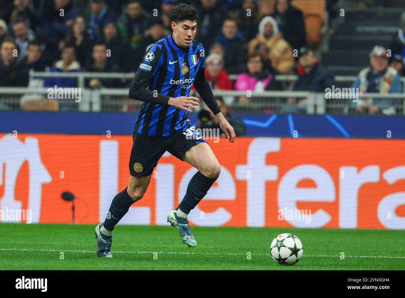 Milan, Italien. 26 novembre 2024. Alessandro Bastoni du FC Internazionale vu en action lors de l'UEFA Champions League 2024/25 League phase - Matchday5 match de football entre le FC Internazionale et le RB Leipzig au San Siro Stadium crédit : dpa/Alamy Live News Banque D'Images