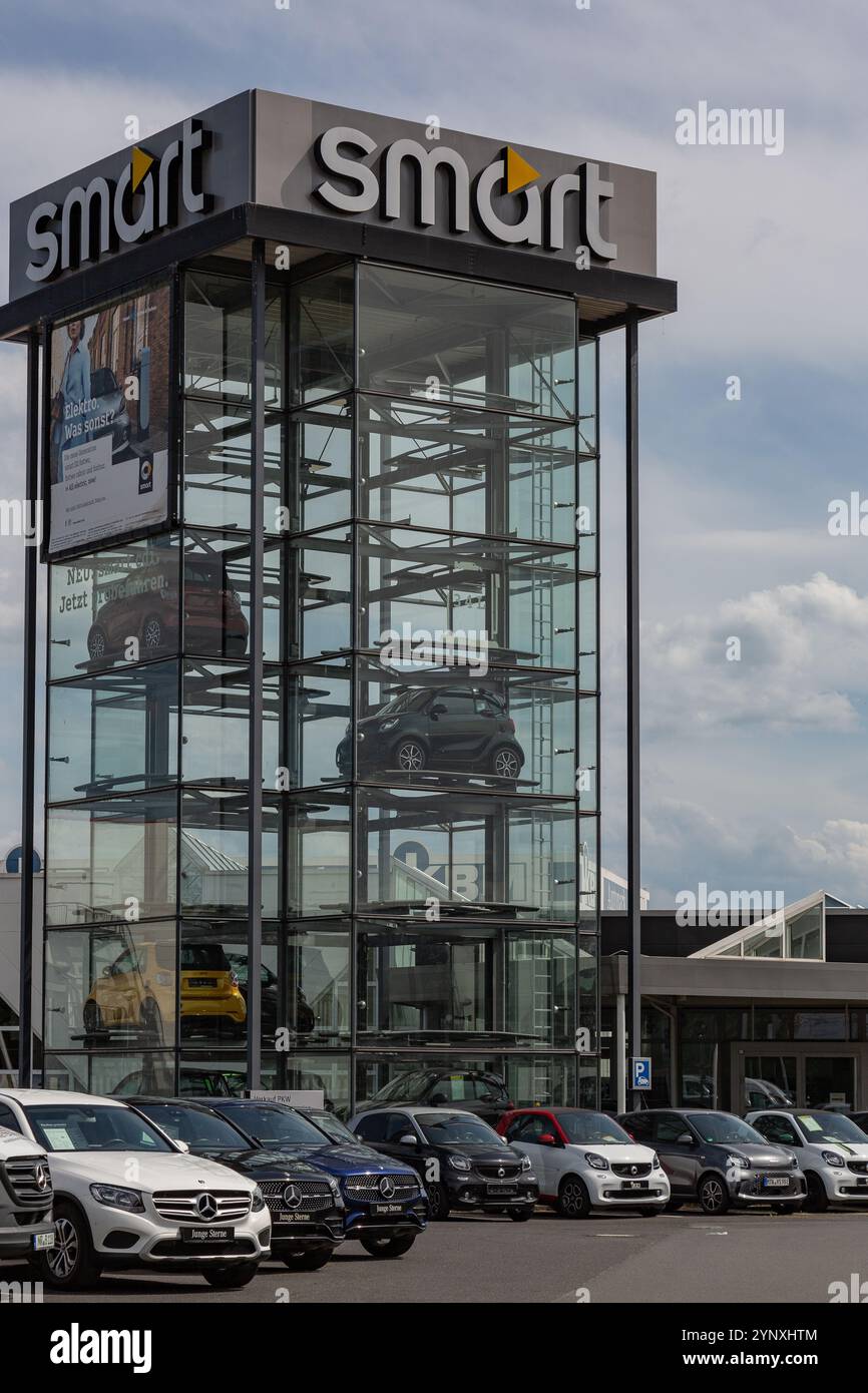 Neuwied, Allemagne - 20 juin 2021 : Tour de publicité avec le logo du constructeur automobile Smart avec quelques voitures dans la tour et des voitures de Smart Banque D'Images