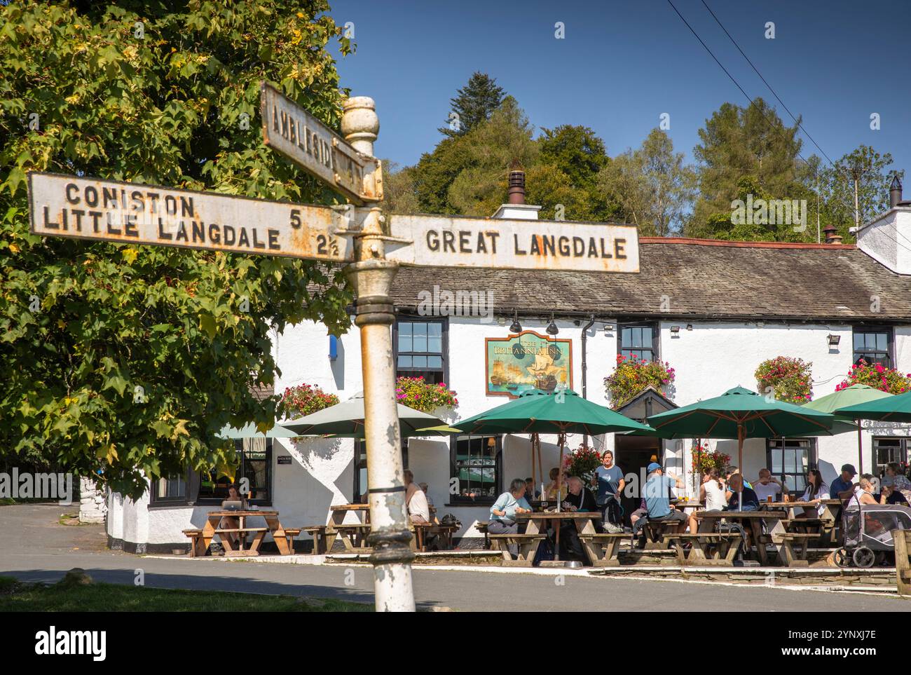 Royaume-Uni, Angleterre, Cumbria, Langdale, Elterwater, vieux panneau de signalisation en fonte à l'extérieur, Britannia Inn Banque D'Images