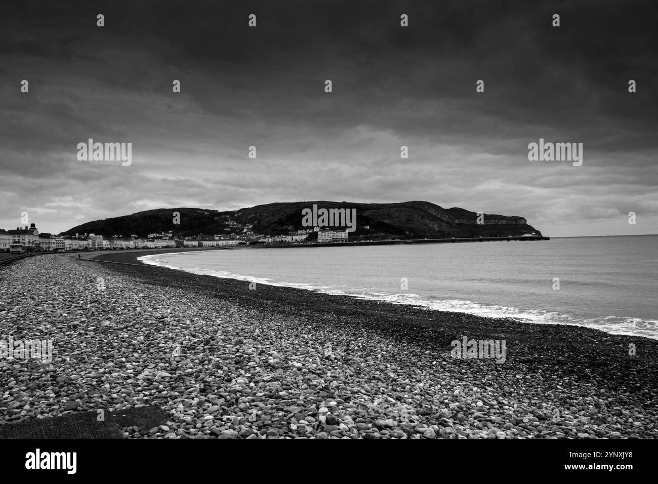 Une photographie en noir et blanc de la rive nord de Llandudno, regardant vers le Grand Orme. Banque D'Images