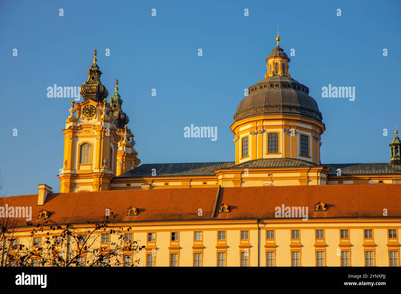 L'abbaye de Stift Melk, le bâtiment du monastère en Autriche au-dessus de la rivière Donau en automne. Lumière du coucher du soleil sur les murs des tours d'un monastère Banque D'Images