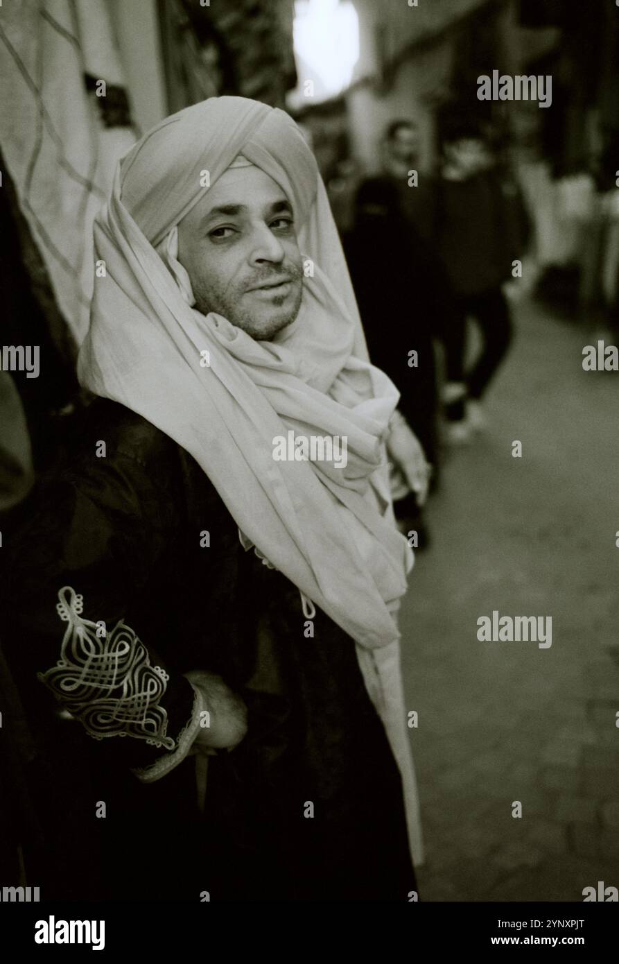 Homme arabe berbère traditionnel dans le souk de la casbah de la vieille ville de Marrakech au Maroc dans le Maghreb en Afrique du Nord Banque D'Images