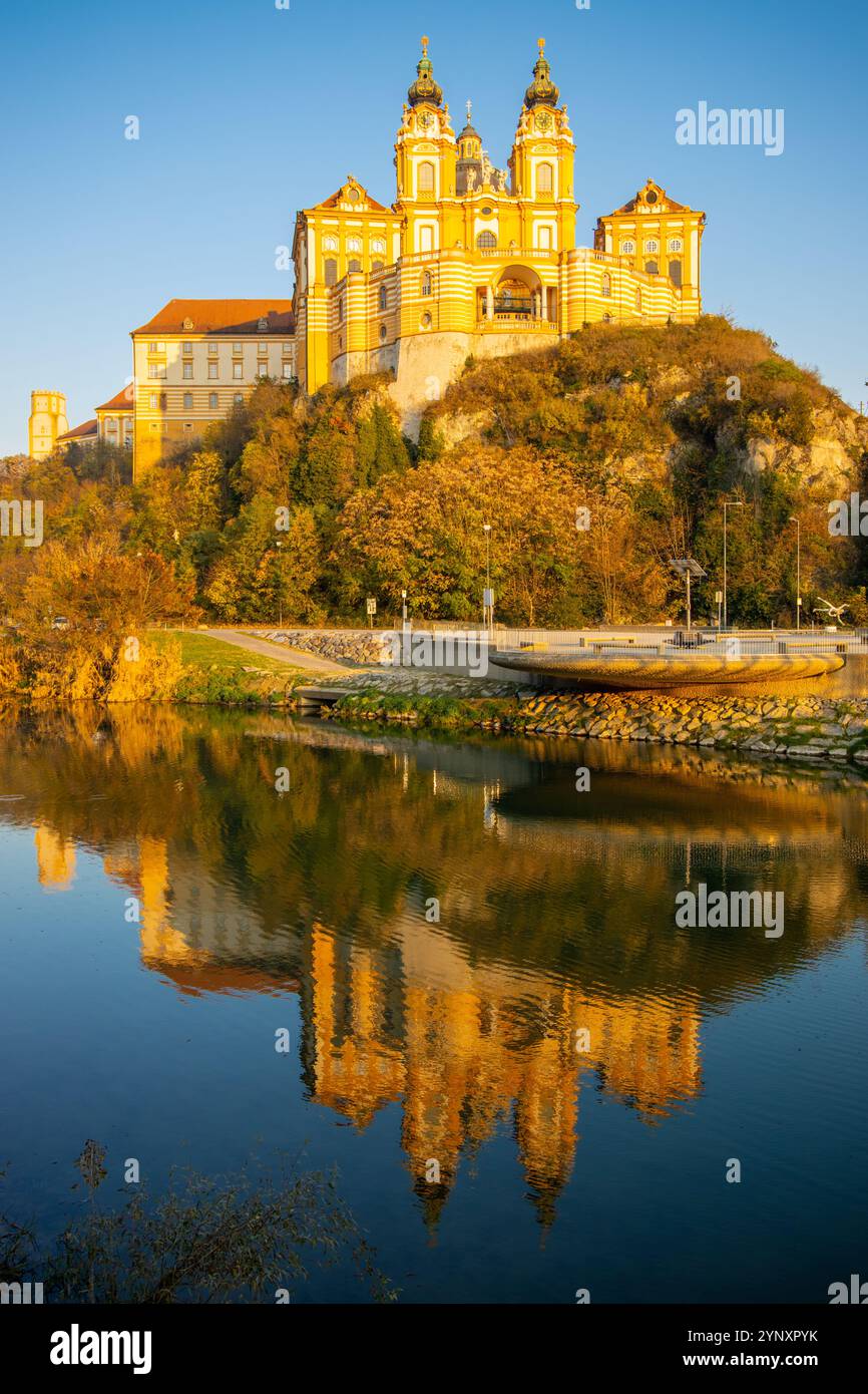 L'abbaye de Stift Melk, le bâtiment du monastère en Autriche au-dessus de la rivière Donau en automne. Lumière du coucher du soleil sur les murs des tours d'un monastère Banque D'Images