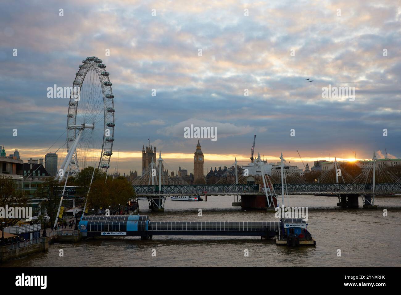 Vue depuis le pont de Waterloo du London Eye, Hungerford et Golden Jubilee Bridges et les chambres du Parlement au coucher du soleil., Londres, Angleterre, Royaume-Uni Banque D'Images
